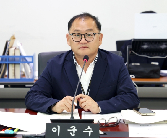 성남시의회 이군수 의원(신흥2·신흥3·단대동), 희망대공원 랜드마크 사업 중단과 예산 낭비에 대해 강도높게 비판 기사 이미지