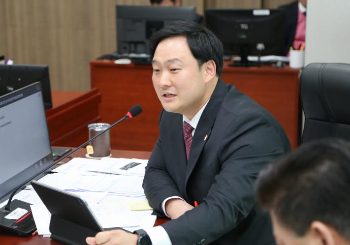 경기도의회 고준호 의원, '이재명 대통령 지시 따라 경기도부터 공공기관 대폭 통폐합 필요, 사회서비스원과 경기복지재단부터' 기사 이미지