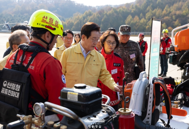 이재명 대통령, 산불진화 관·군 합동훈련 점검 및 동해안 산불지역 시찰나서 기사 이미지