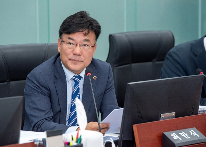  최만식 경기도의원 “홀로 근무, 비상벨도 없다”… 복지 현장 외면한 행정에 개선 촉구나서 기사 이미지