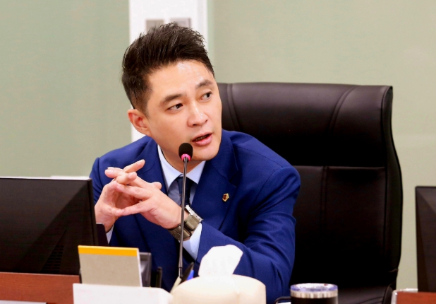 경기도의회 전석훈 의원, 예결위 심사서 1개 업체 제안에 60억 태운 경기도정 묻지마 식 예산 강력 질타 기사 이미지