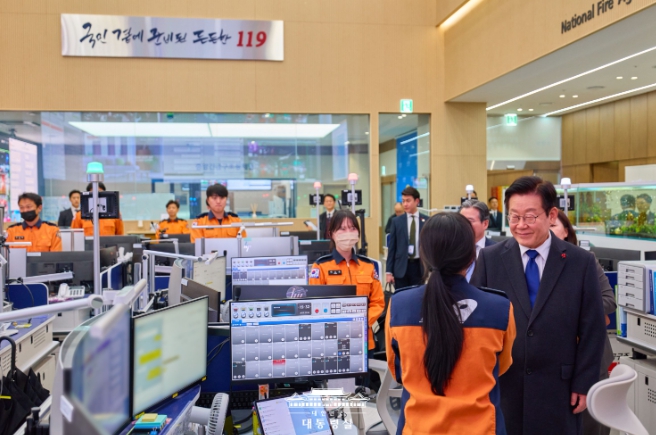 이재명 대통령, 소방청 119 종합상황실 및 국세청 격려 방문 기사 이미지