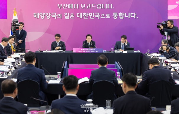 마지막 업무보고 받은 이 대통령…'국민들의 삶도, 국가도 더 나아지게 해보자는 취지' 기사 이미지