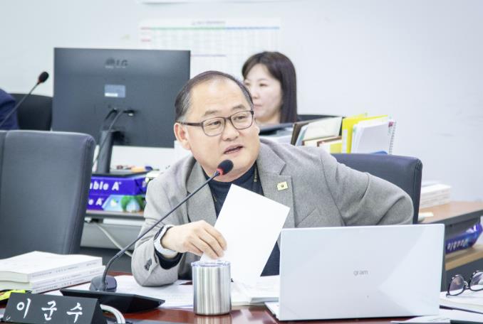 성남시의회 이군수 의원, '관내 화훼농가 외면한 예산 집행… 농업기술센터, 역할 회피해선 안 돼' 기사 이미지