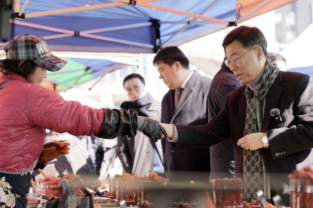 신상진 성남시장, 설 맞아 전통시장·골목형상점가 방문해 상인과 즉석만남. 기사 이미지
