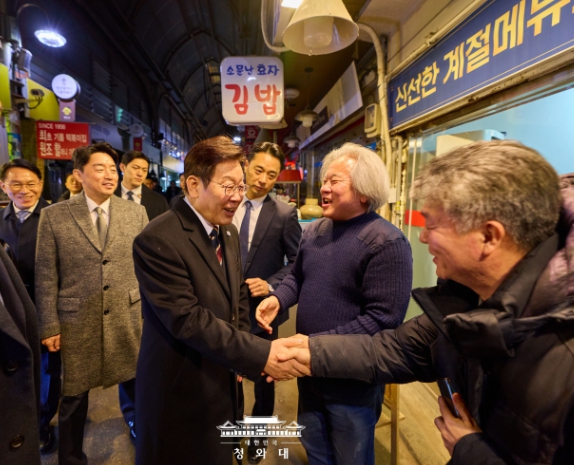 이재명 대통령, 통인시장 식당 방문  기사 이미지