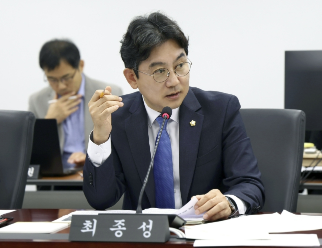 성남시의회  최종성 의원, '노후계획도시 정비지원, 특별정비구역에도 소급적용해야'… 조례안 수정가결 기사 이미지